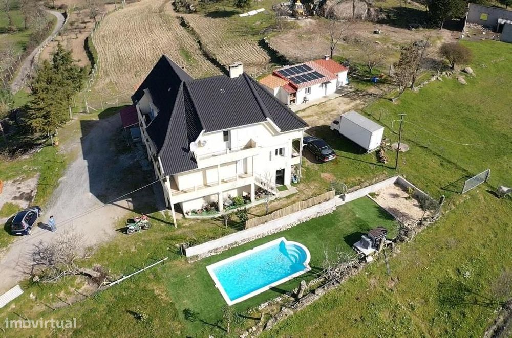 Vende-se Quinta com 3 Moradias