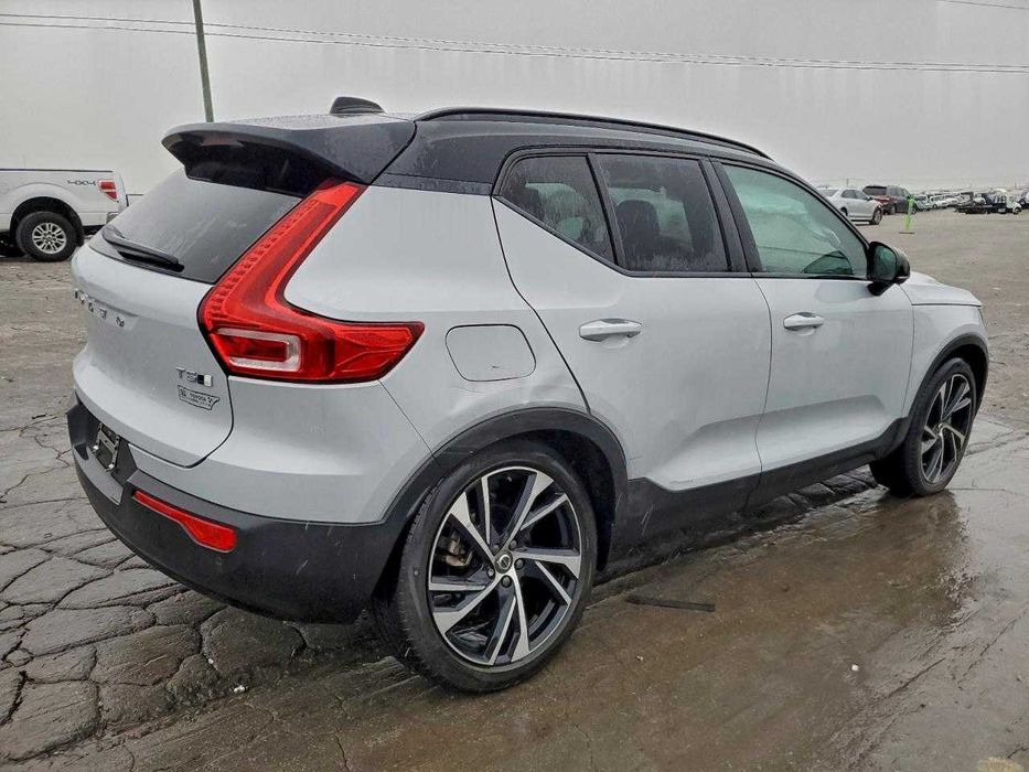 Volvo XC-40 R-Design