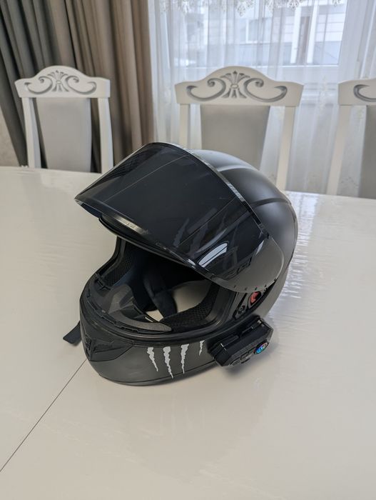 Шолом чорний розмір М для мотоцикла в гарному стані.
