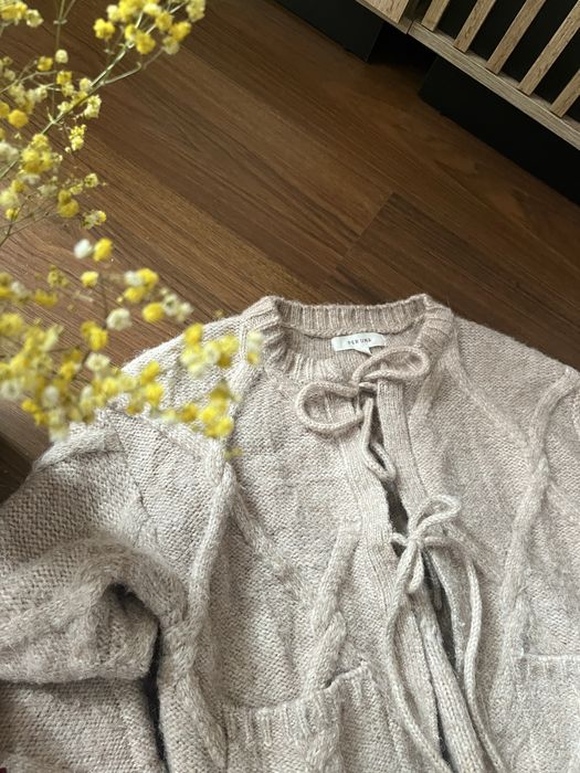 Beżowy sweter wełniany alpaca warkoczowy splot