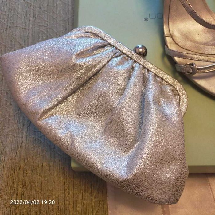 Sandálias e pochete prateadas (ÓTIMO ESTADO)