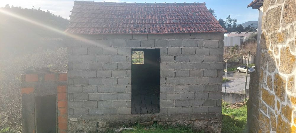 Moradia com terreno e anexos junto ao Centro de Saúde de Resende