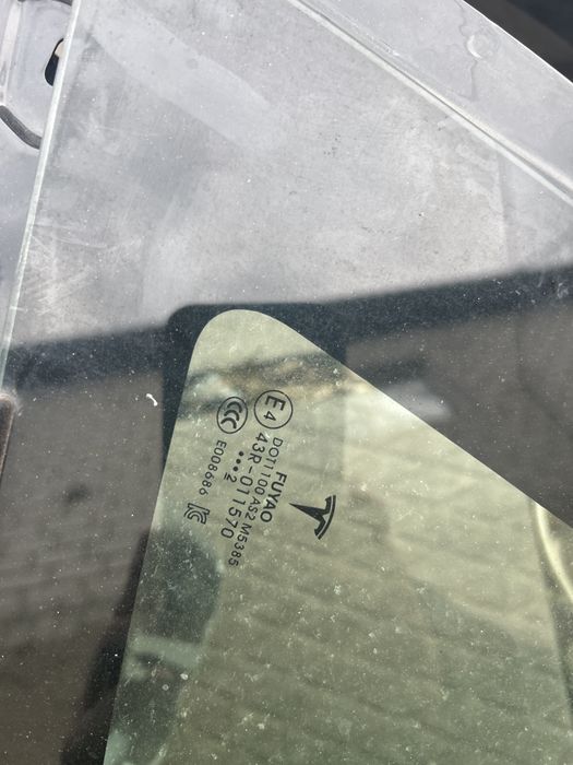 Tesla model 3 Стекло боковое ,форточка треугольник 18-23