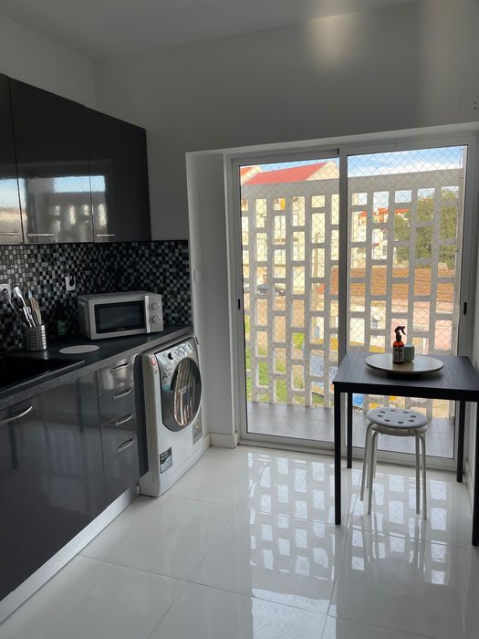 Aluga-se quarto CASAL , MOBILIADO, despesas INCLUÍDAS no BARREIRO