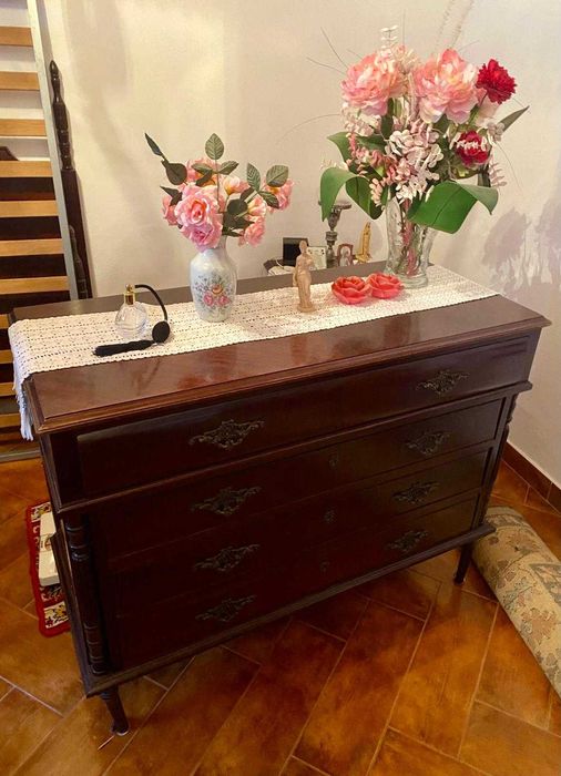 Conjunto mobília em madeira mogno