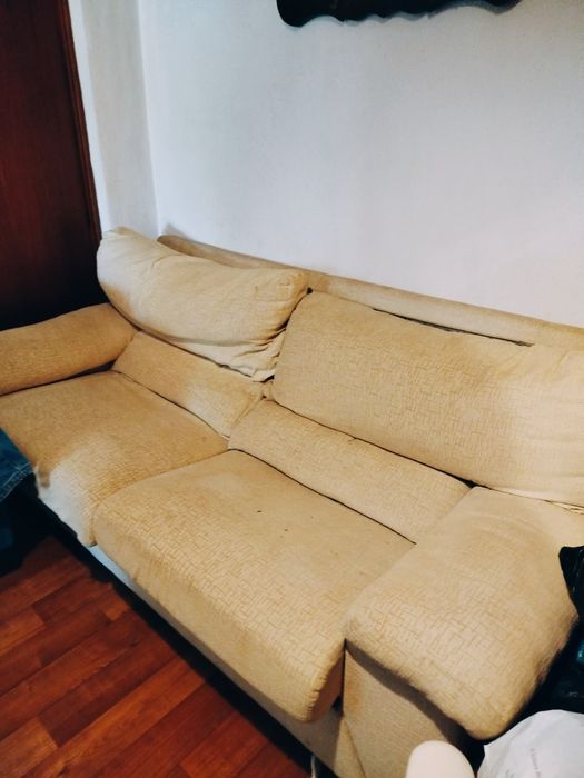 Sofá em tecido creme