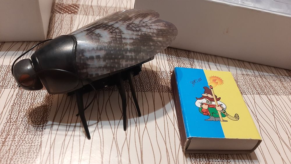 Мікро-робот жук. Інтерактивна іграшка.