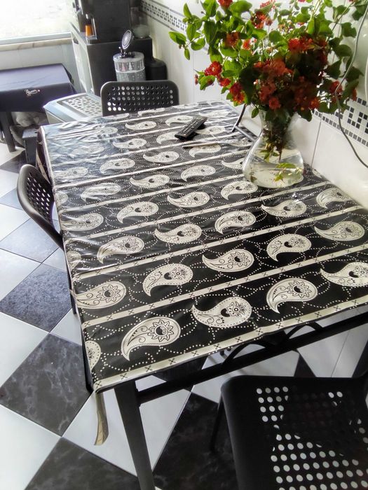 Mesas. 2 iguais em bom estado