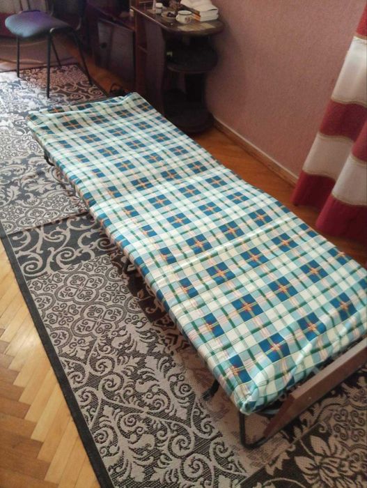 Ліжко розкладне з матрасом.