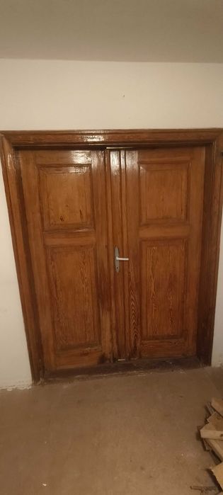 Drzwi wewnętrzne dwuskrzydłowe.