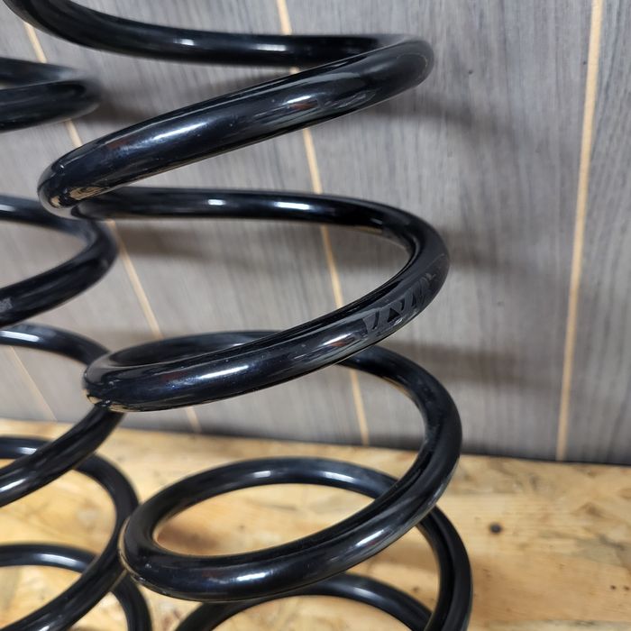Sprężyny Zawieszenia Tył KYB RA6241 grupa VW Golf Skoda Seat