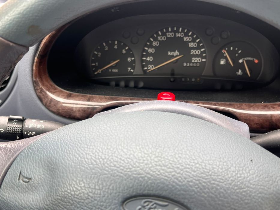 Ford Fiesta 1998, 93.660 km. Funcionava impecavelmente antes de ficar parado. Sem bateria, precisa de inspeção. Interior razoável. Chave suplente.