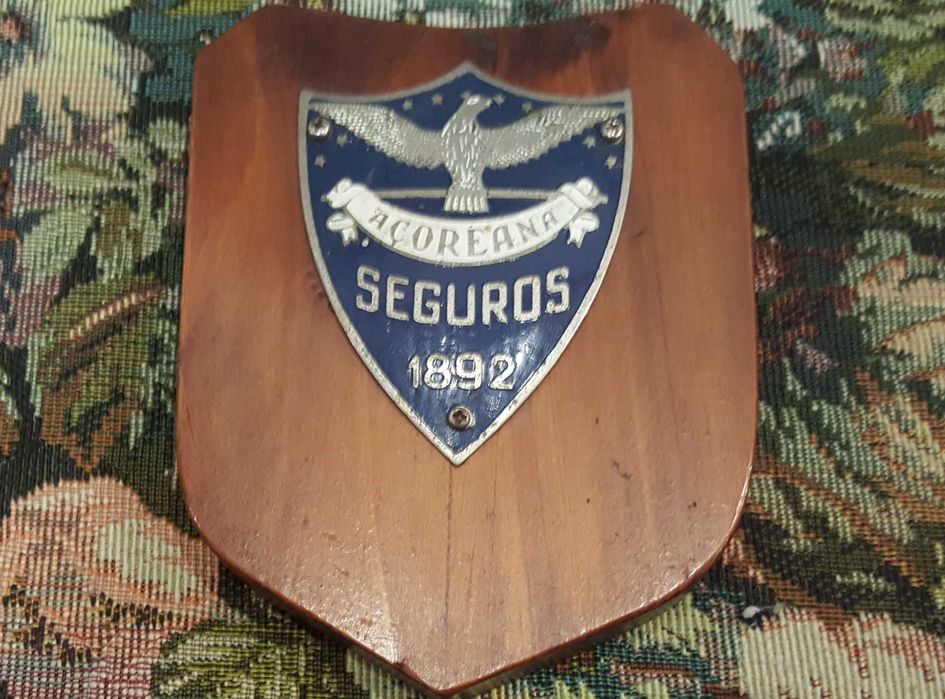 Emblema / Crachá antigo, em chapa, da Companhia de Seguros Açoreana