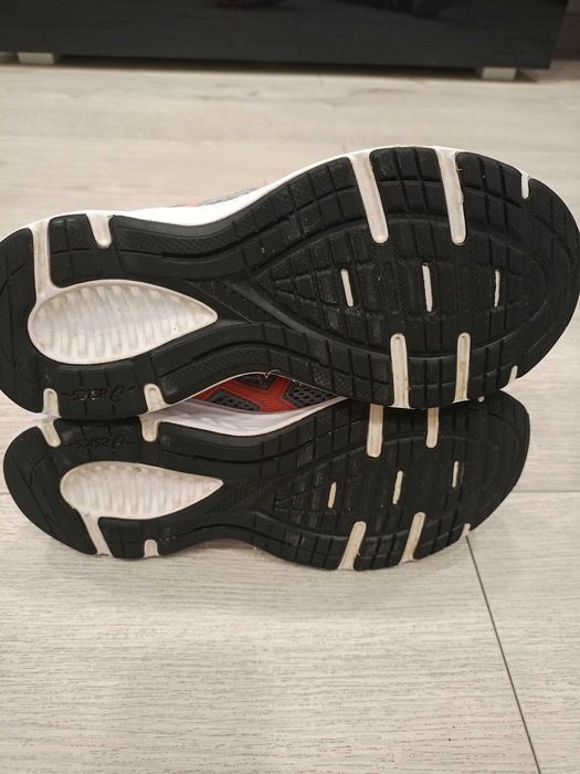 Sportowe buty damskie.