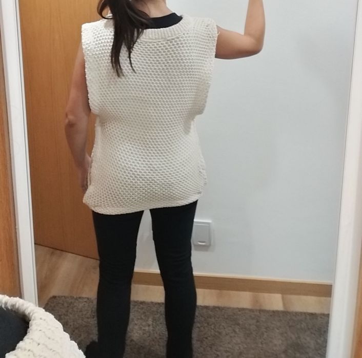 Camisola em malha trabalhada, com possibilidade de incluir o cinto