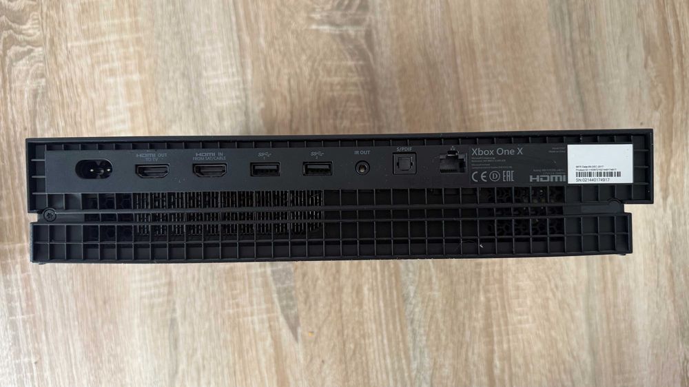 Xbox one X + 2 comandos originais
