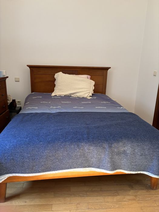 Vendo cómoda castanha com espelho tamanho standard e cama de casal
