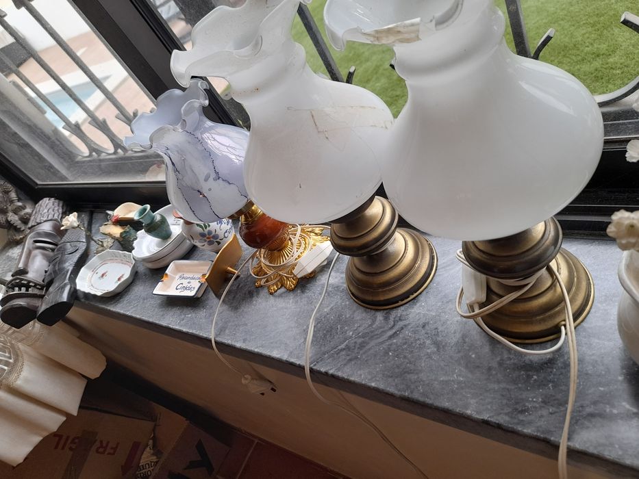 Vendo decoração variada, copos e pratos antigos