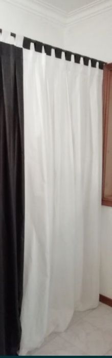 Cortinados pretos, brancos e vermelhos