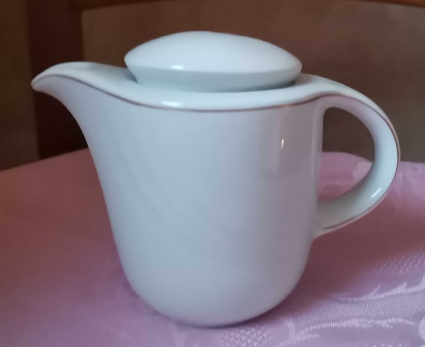 Biały ceramiczny dzbanuszek do kawy, herbaty