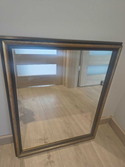 Efektowne lustro w stylu lekko rustykalnym
