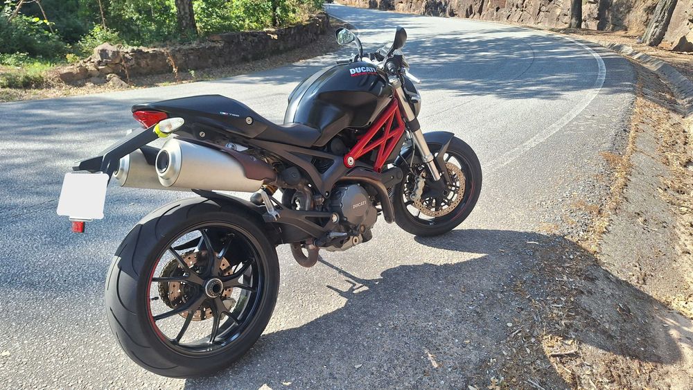 Ducati Monster 796 ABS Preta/vermelha (2013) – Muito bom estado.