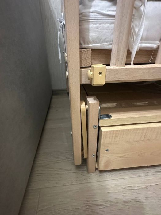 Дитяче ліжечко з маятником та шухлядою