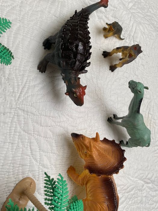 zestaw dinozaurów