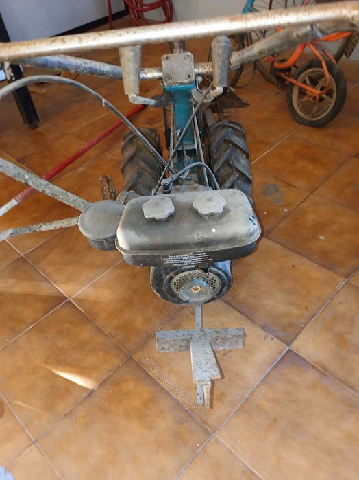 Pequeno trator de mão de combustão
