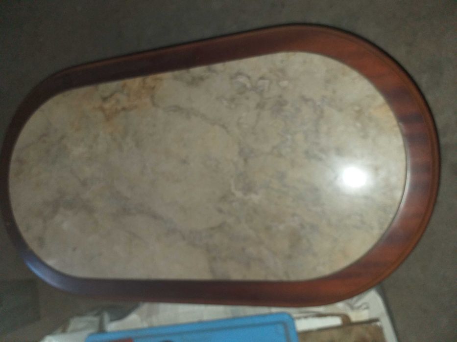 Mesa de Centro em madeira mocissa, com tampo de Marmore
