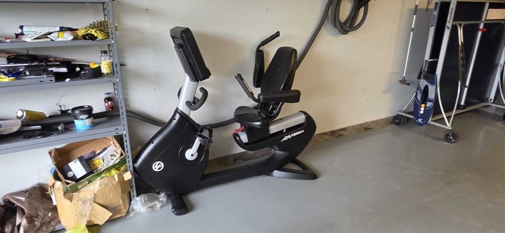 Rower stacjonarny pionowy LIFE FITNESS ELEVATION DISCOVER SE3 HD 95R