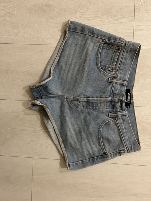 Короткі голубі джинсові шорти