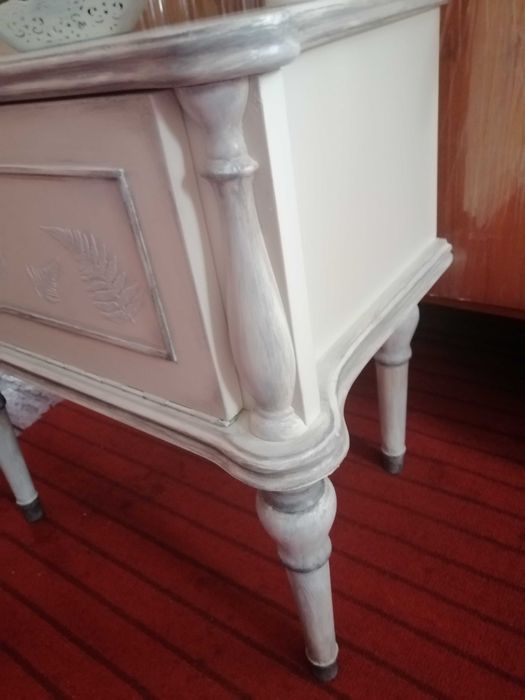 Винтажная румынская тумбочка