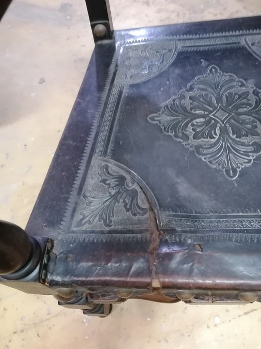 50€ pelo Conjunto 8 Cadeiras com couro e taxas