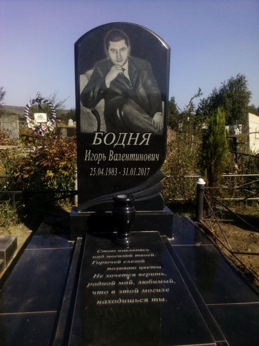 памятники,гранитные комплексы, плитка,оградки ,