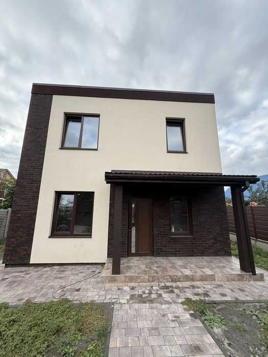 Продаж фасадного сучасного будинку в розвиненому с. Білогородка.