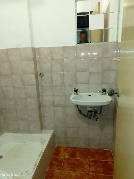 Apartamento T4+1 em Rés-do-chão — Bom estado.