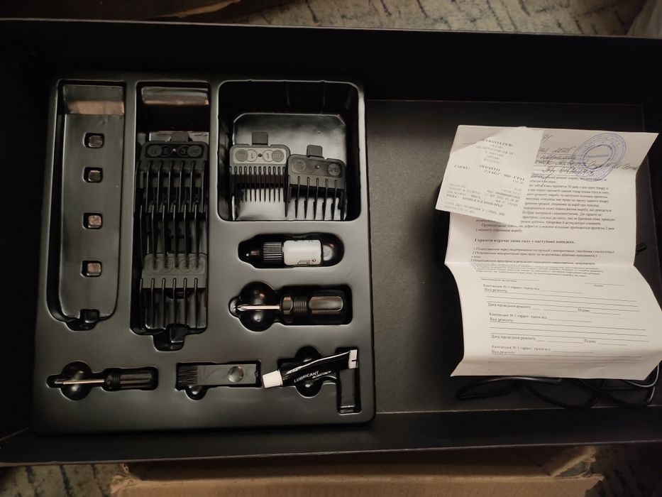 Продається набір: фен, тример,машинка для стрижки, шейвер, чемодан JRL