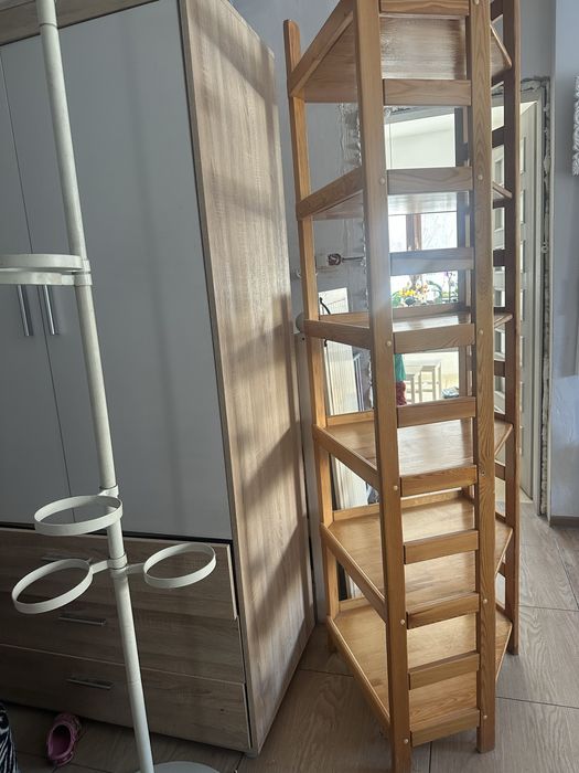 Regał drewniany solidny.