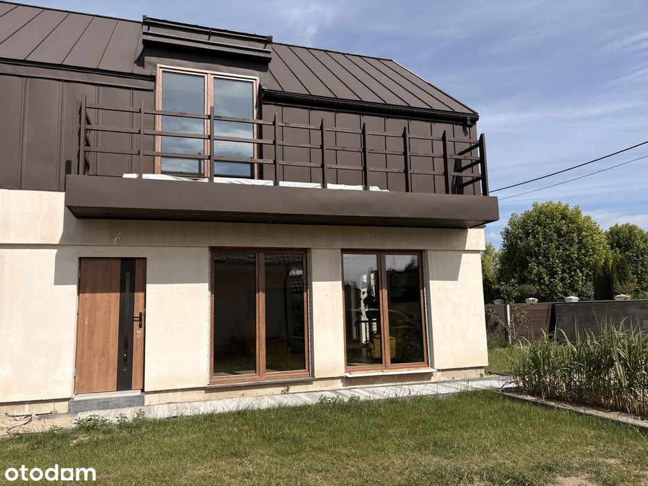 Bliźniak obok jeziora z szafami w zabudowie