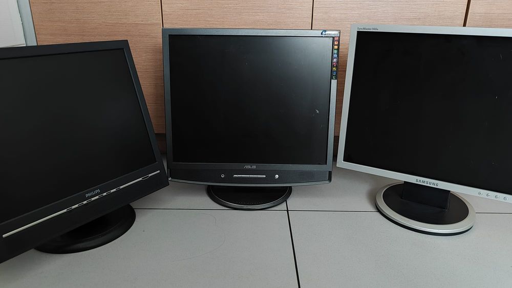 3 monitory, Samsung sync master 940N, Asus MB19TU, Philips 170B