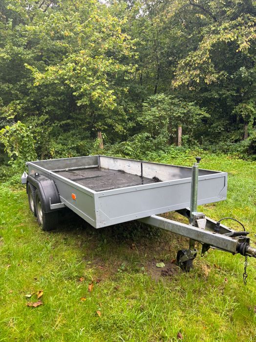 Przyczepa towarowa niemiecka dwuosiowa z hamulcem najazdowym