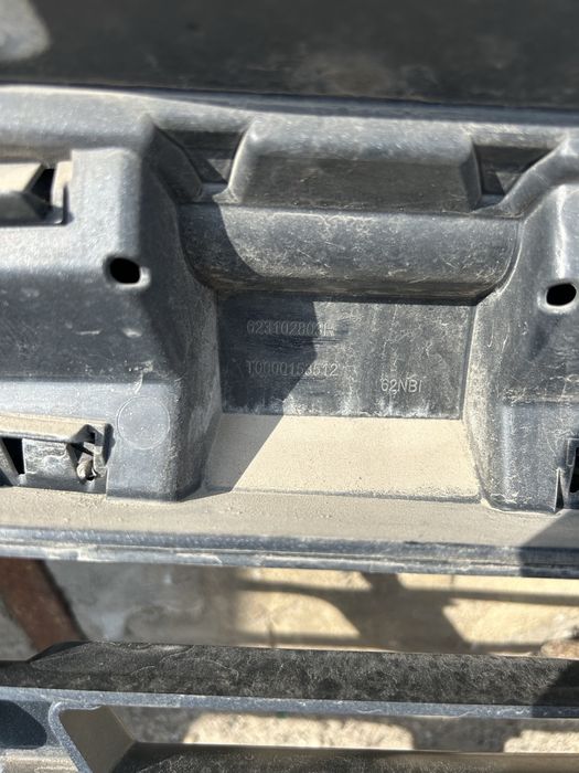 Запчастини бампер решітка