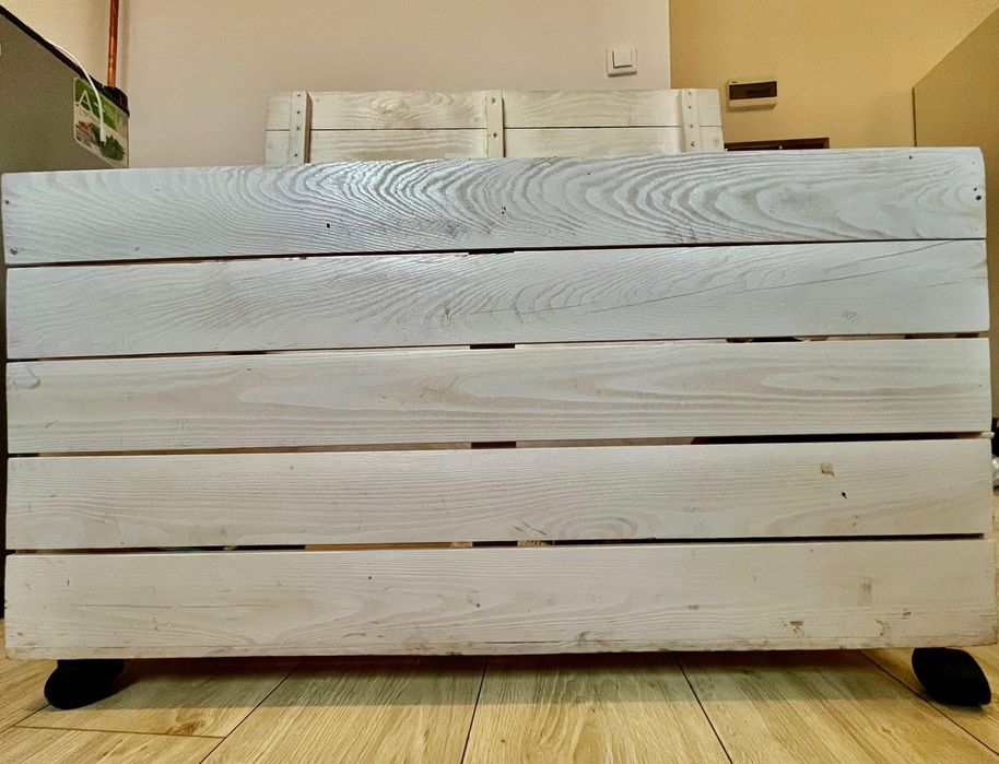 Skrzynia drewniana na kolkach