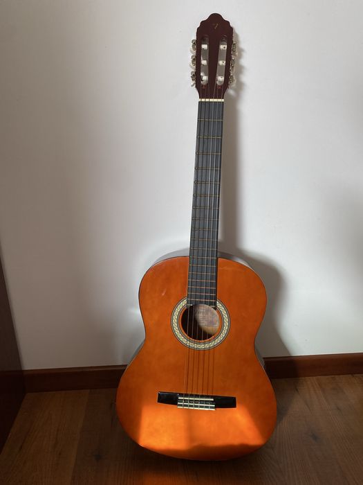 Guitarra Clássica em Bom Estado – Pronta a Tocar