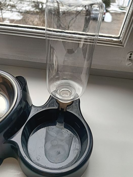 Кормушка с автоматическим диспенсером для воды