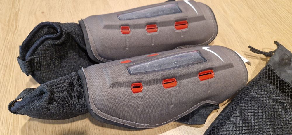 Ochraniacze piłkarskie NIKE roz. L