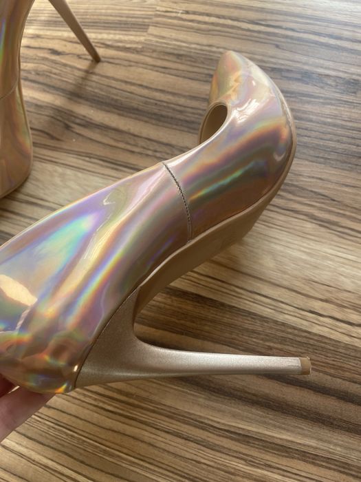 Sliczne szpilki złote