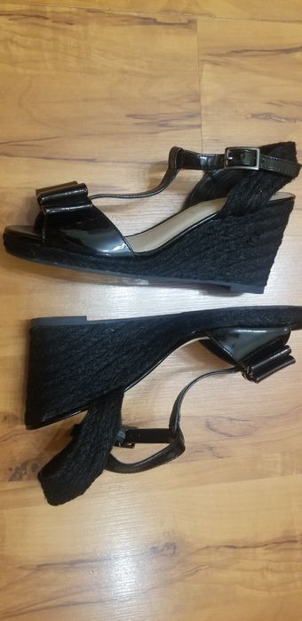 Босоніжки Кожзам Лак / нові. 22.5 см