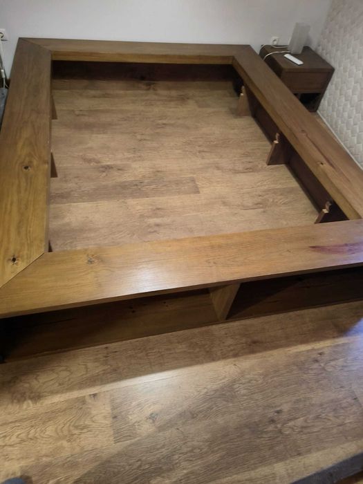 Cama em madeira maciça, com estrado para colchão 140x190. Colchão não incluído